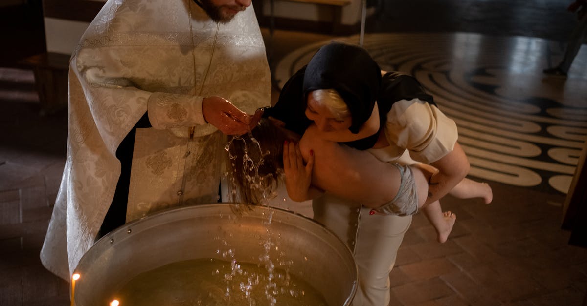découvrez l'importance et la signification du baptême dans différentes traditions religieuses. explorez les rites, les symboles et les célébrations qui entourent cet événement spirituel marquant.