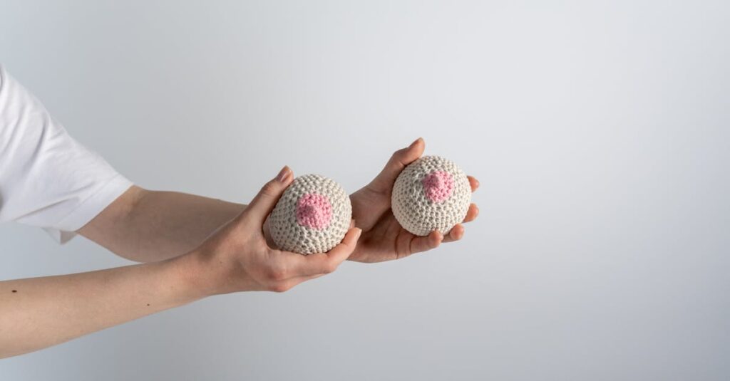 découvrez l'évolution des seins à travers les âges, de la biologie à l'esthétique, et explorez comment les perceptions culturelles influencent notre compréhension de cette partie emblématique du corps féminin.