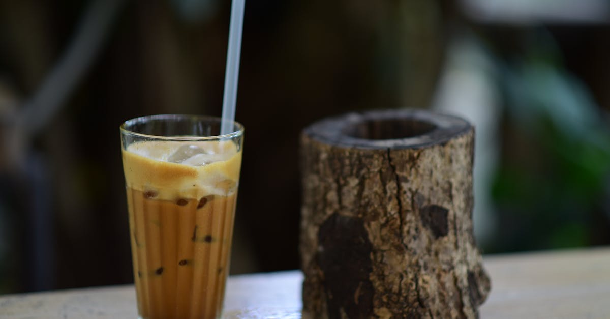 découvrez l'univers de la caféine : ses effets stimulants, ses bienfaits pour la concentration et l'énergie, ainsi que ses sources naturelles. explorez comment intégrer cette substance dans votre quotidien pour améliorer votre performance sans excès.