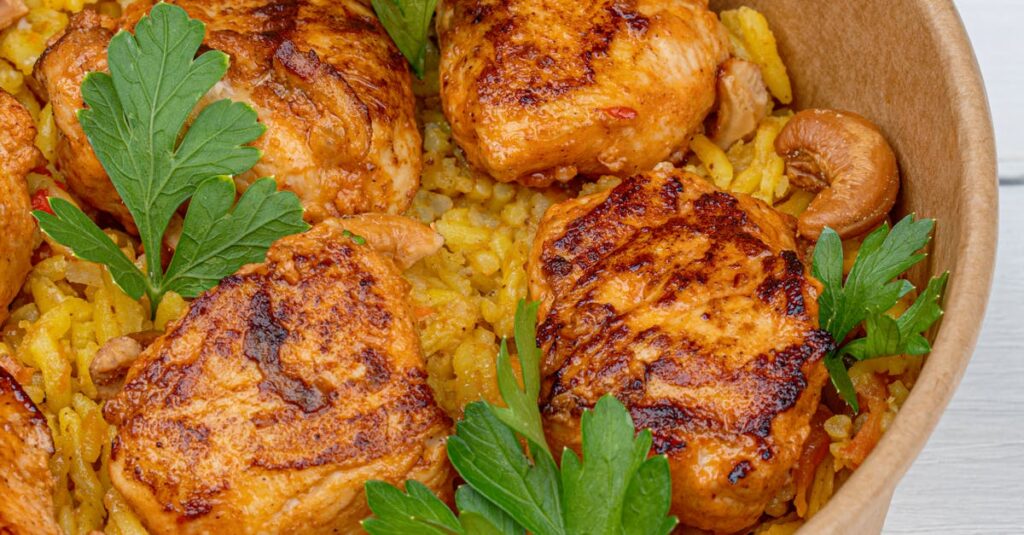 découvrez notre savoureux poulet aux noix de cajou, un plat délicieux alliant tendreté du poulet et croquant des noix, le tout agrémenté d'une sauce délicate. parfait pour une expérience culinaire exotique à la maison !