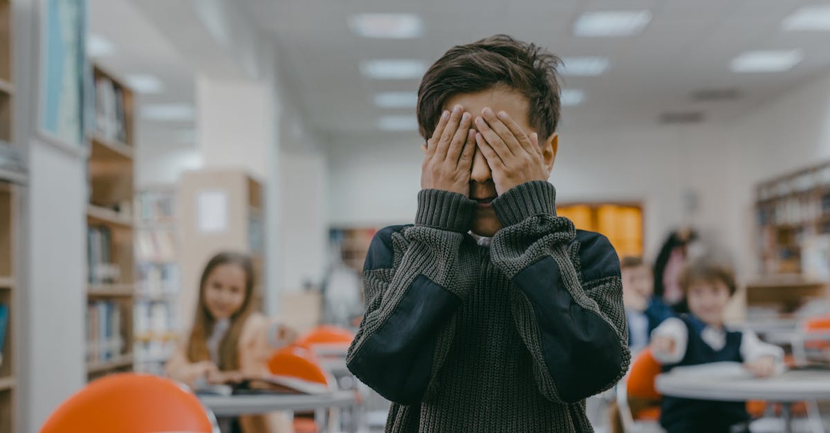 découvrez des stratégies efficaces pour comprendre et gérer l'anxiété chez les enfants. apprenez à identifier les signes d'anxiété, à soutenir vos enfants face à leurs peurs et à créer un environnement rassurant pour leur épanouissement. informez-vous sur les ressources disponibles pour aider votre enfant à surmonter ses inquiétudes.