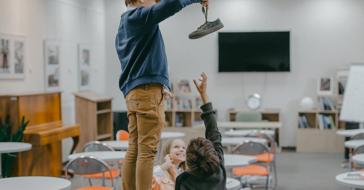 découvrez des conseils pratiques et des stratégies efficaces pour comprendre et gérer le comportement des enfants. explorez des approches positives pour favoriser le bien-être et le développement des petits.