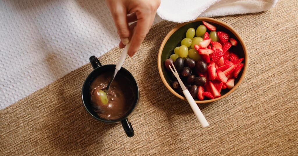 découvrez la délicieuse recette de fondue au chocolat, un dessert irrésistible qui ravira vos convives. plongez des fruits, des guimauves ou des biscuits dans ce chocolat fondant et savourez un moment gourmand et convivial.
