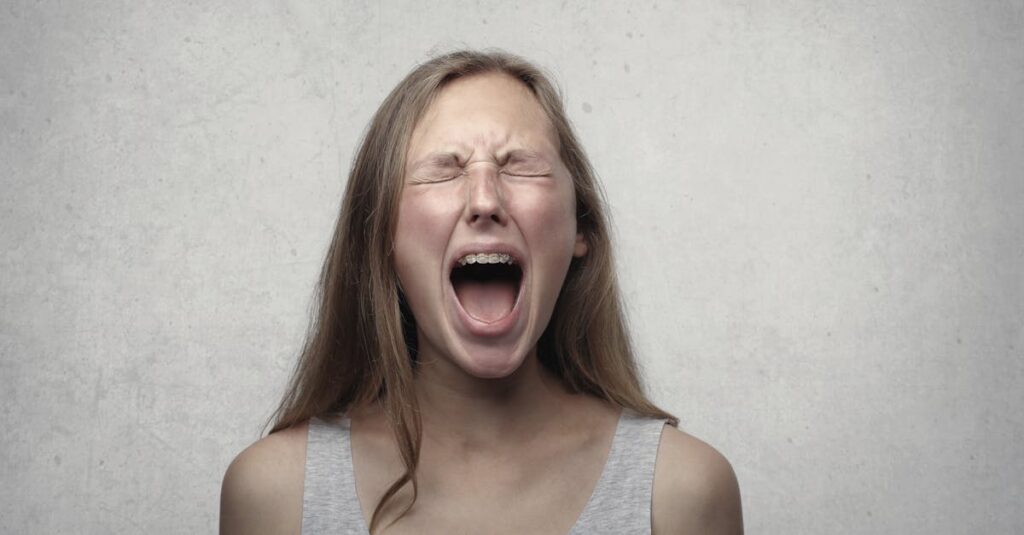 découvrez les différentes facettes du chagrin et de la tristesse à travers notre exploration du thème des larmes. apprenez comment pleurer peut être une forme de libération émotionnelle, une manière de traiter des douleurs intérieures et une expression naturelle de l'humanité.