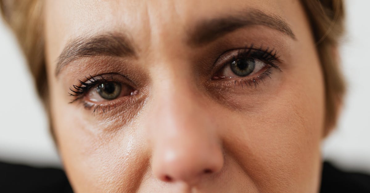 découvrez l'univers des larmes et des émotions avec notre exploration sur le thème du 'crying'. apprenez comment les pleurs peuvent exprimer des sentiments profonds, révéler des histoires personnelles et influencer nos relations. plongez dans l'importance cathartique des larmes et leurs rôles dans notre vie quotidienne.