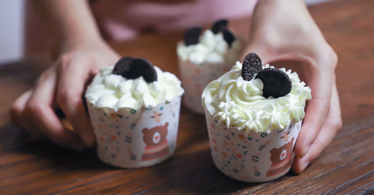 découvrez nos délicieuses recettes de cupcakes, parfaits pour toutes les occasions. que vous soyez amateur de chocolat, de vanille ou de saveurs fruitées, nos cupcakes sauront ravir vos papilles et apporter une touche sucrée à vos événements.