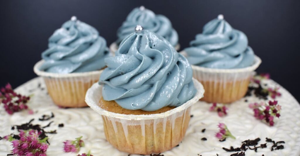 découvrez l'univers délicieux des cupcakes : des recettes variées, des astuces de décoration et des idées inspirantes pour ravir vos papilles et celles de vos proches. parfait pour toutes les occasions, ces petites douceurs sucrées sauront égayer vos fêtes et célébrations!