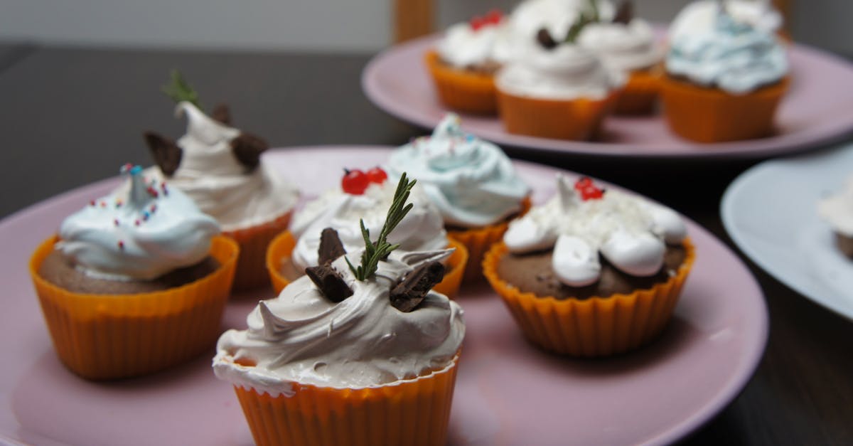 découvrez l'univers délicieux des cupcakes : des gâteaux moelleux et gourmands, décorés avec créativité et amour. idéaux pour toutes les occasions, ces douceurs personnalisées raviront les petits et les grands. laissez-vous séduire par nos recettes variées et apprenez à les préparer facilement chez vous.