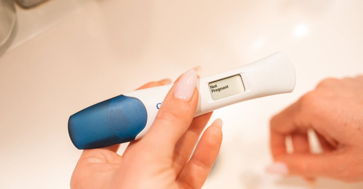 découvrez les premiers signes de grossesse qui peuvent apparaître dès les premières semaines : fatigue, nausées matinales, sensibilités aux odeurs et plus encore. informez-vous sur ces symptômes précoces pour mieux comprendre votre corps.