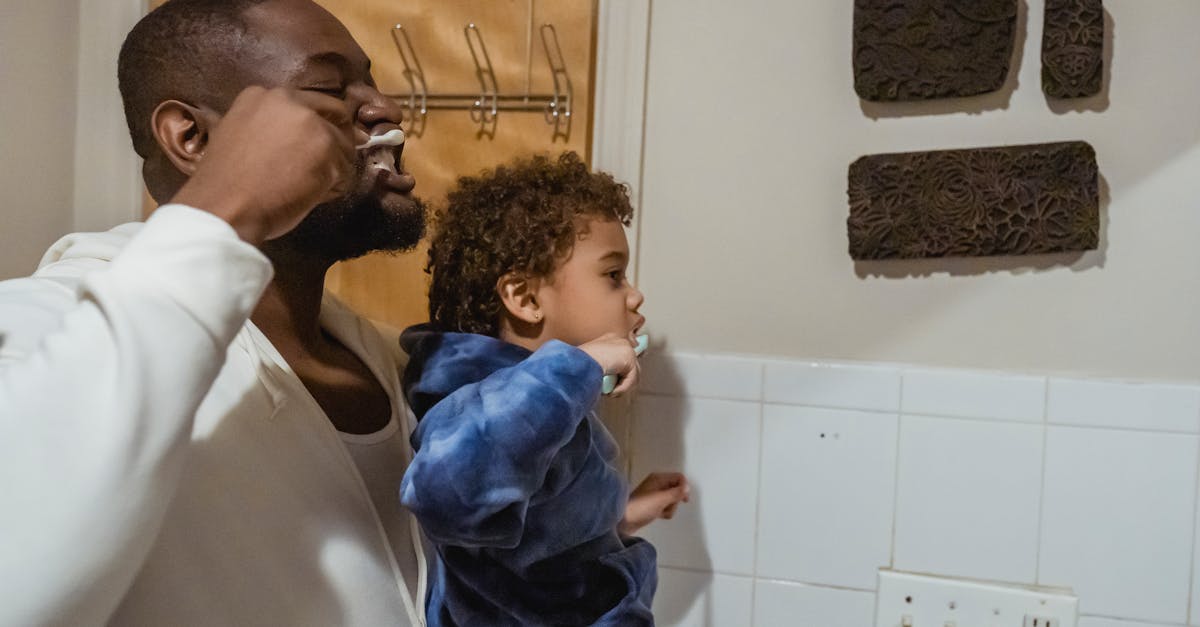 découvrez les nuances et les défis de la relation père-fils. explorez comment cette connexion unique façonne nos vies, renforce les liens familiaux et influence le développement personnel à travers les âges.