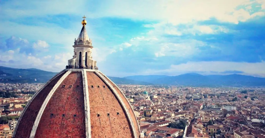 découvrez florence, la magnifique ville italienne, célèbre pour son héritage artistique, ses chefs-d'œuvre de la renaissance, et ses paysages enchanteurs. explorez ses musées, ses églises emblématiques et savourez la délicieuse cuisine toscane.