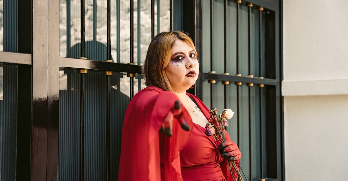 découvrez des idées de maquillage d'halloween créatives et terrifiantes pour donner vie à vos costumes. transformez-vous en vos personnages préférés avec des astuces et tutoriels faciles à suivre. que vous cherchiez un look subtil ou audacieux, trouvez l'inspiration pour être le plus effrayant lors de votre fête d'halloween!
