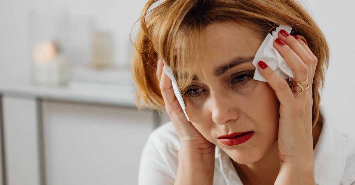 découvrez les causes, symptômes et traitements de la douleur au talon. apprenez comment soulager cette gêne et retrouver le confort de vos pieds grâce à des conseils pratiques et des solutions adaptées.