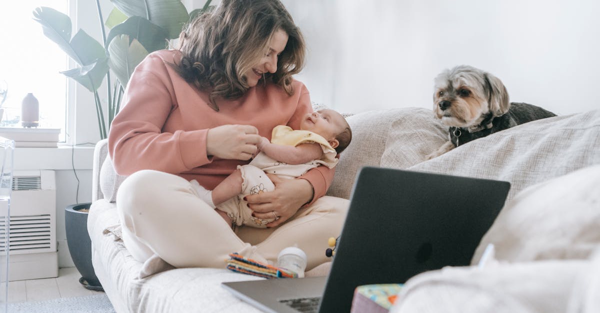 découvrez comment introduire en douceur votre bébé à votre chien. des conseils pratiques pour assurer une rencontre harmonieuse et sécurisée entre votre enfant et votre compagnon à quatre pattes.