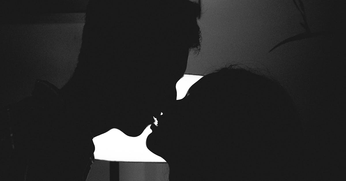 découvrez l'art du baiser : une exploration des différents types de baisers, leur signification et l'impact sur nos relations. plongez dans l'univers passionnant des gestes d'affection et apprenez à exprimer vos émotions à travers cette douce connexion.