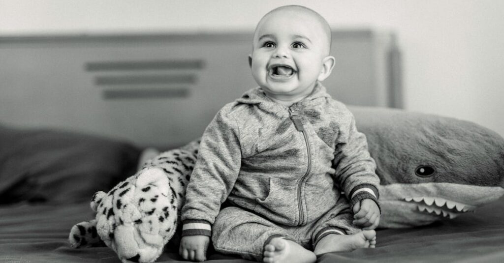 découvrez tout ce que vous devez savoir sur la dent de bébé qui bouge : les causes, les conseils pour accompagner votre enfant dans cette étape et les soins à apporter pour assurer une transition en douceur vers une dentition adulte.