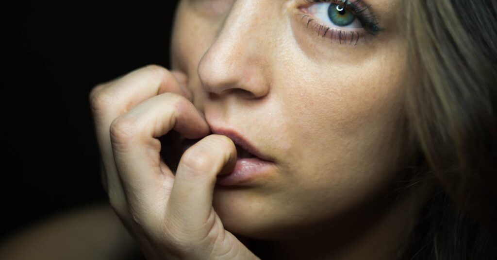 découvrez les causes et les solutions efficaces pour arrêter de se ronger les ongles. apprenez des conseils pratiques et des techniques de relaxation pour surmonter cette habitude stressante et retrouver des ongles sains et beaux.