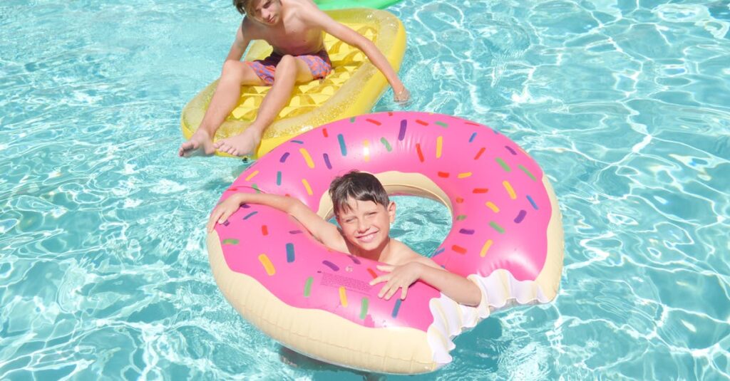 découvrez une variété de jeux de piscine captivants qui ajoutent du fun et de la compétition à vos journées ensoleillées. amusez-vous seul ou entre amis avec nos suggestions de jeux de piscine adaptés à tous les âges.
