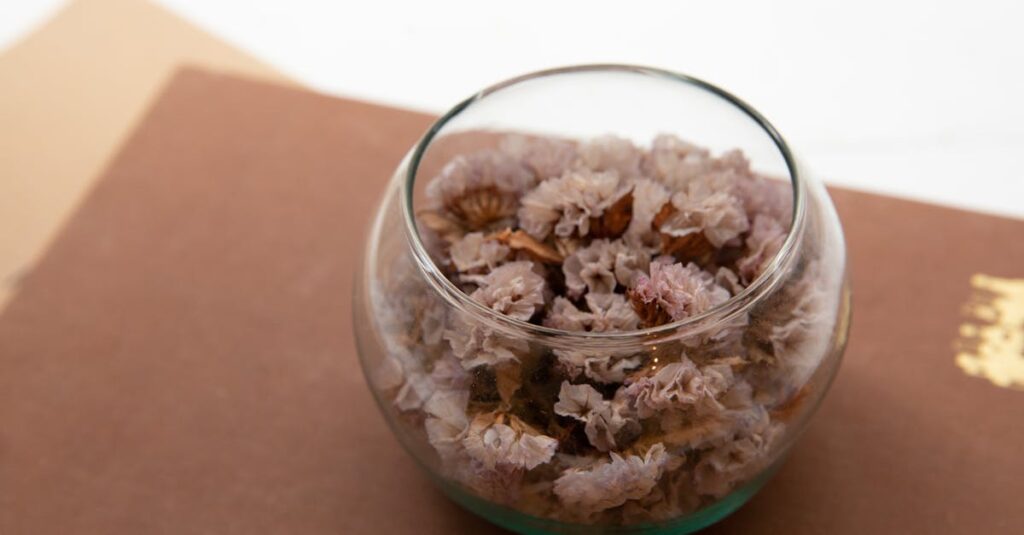 découvrez l'univers enivrant du potpourri : un mélange subtil de fleurs séchées, d'épices et d'huiles essentielles qui parfument délicatement votre intérieur. apprenez à créer votre propre potpourri et profitez d'ambiance sereine et apaisante.