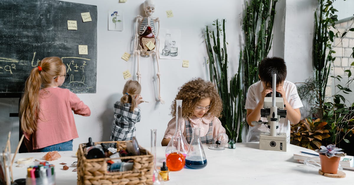 découvrez des expériences scientifiques fascinantes et engageantes à réaliser chez vous. amusez-vous tout en apprenant les principes fondamentaux de la science à travers des activités pratiques et accessibles pour tous.