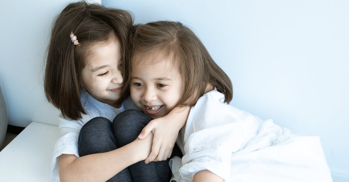 découvrez la magie des relations fraternelles dans notre article sur le lien unique entre frères et sœurs. apprenez comment ces liens se forment, évoluent et renforcent les liens familiaux à travers les années.