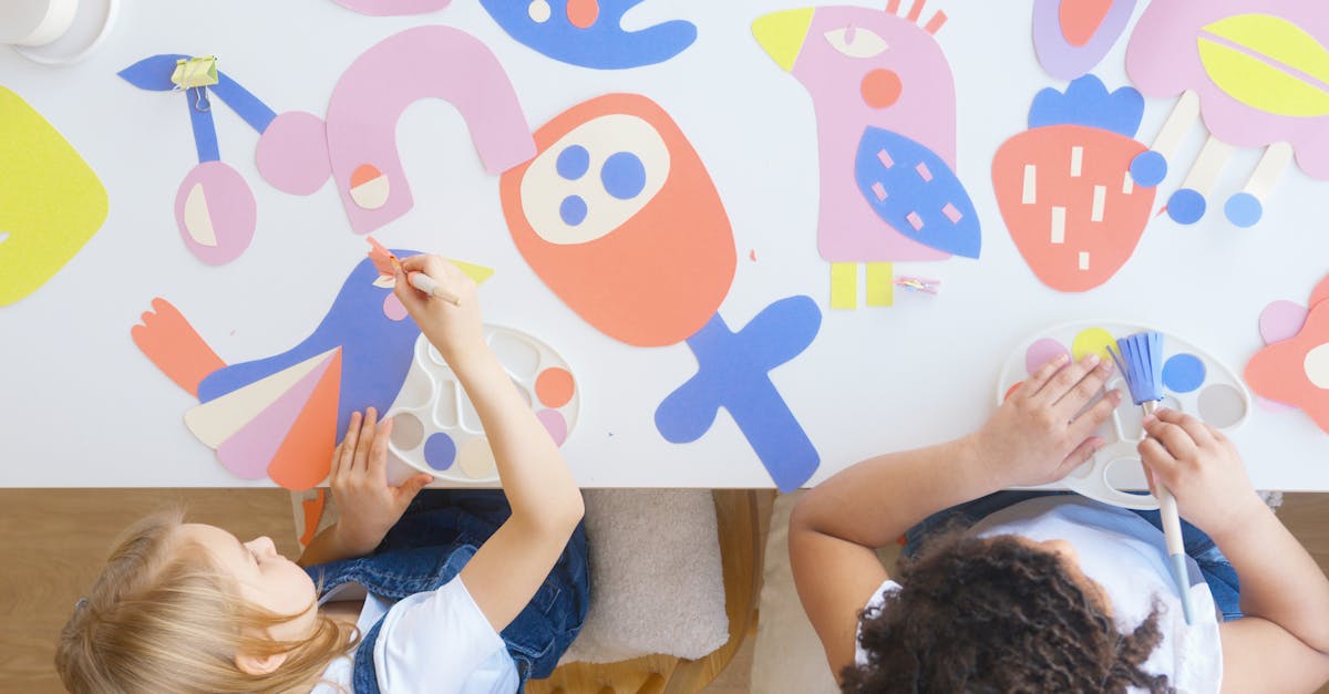 découvrez les différents rôles que jouent les frères et sœurs dans la dynamique familiale. apprenez comment ces relations influencent le développement personnel, les interactions sociales et l'évolution des liens familiaux au fil du temps.