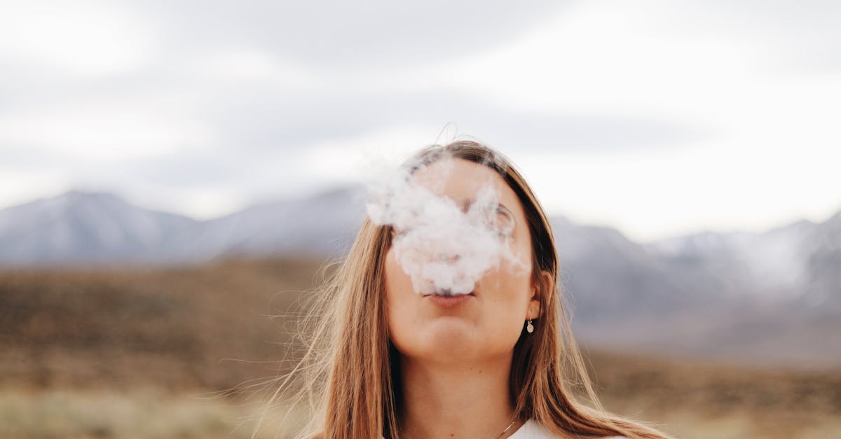 découvrez le monde du smoking, un symbole d'élégance et de raffinement. explorez les styles, les tissus et les conseils de mode pour porter le smoking en toute occasion, que ce soit pour un mariage, une soirée ou un événement formel.
