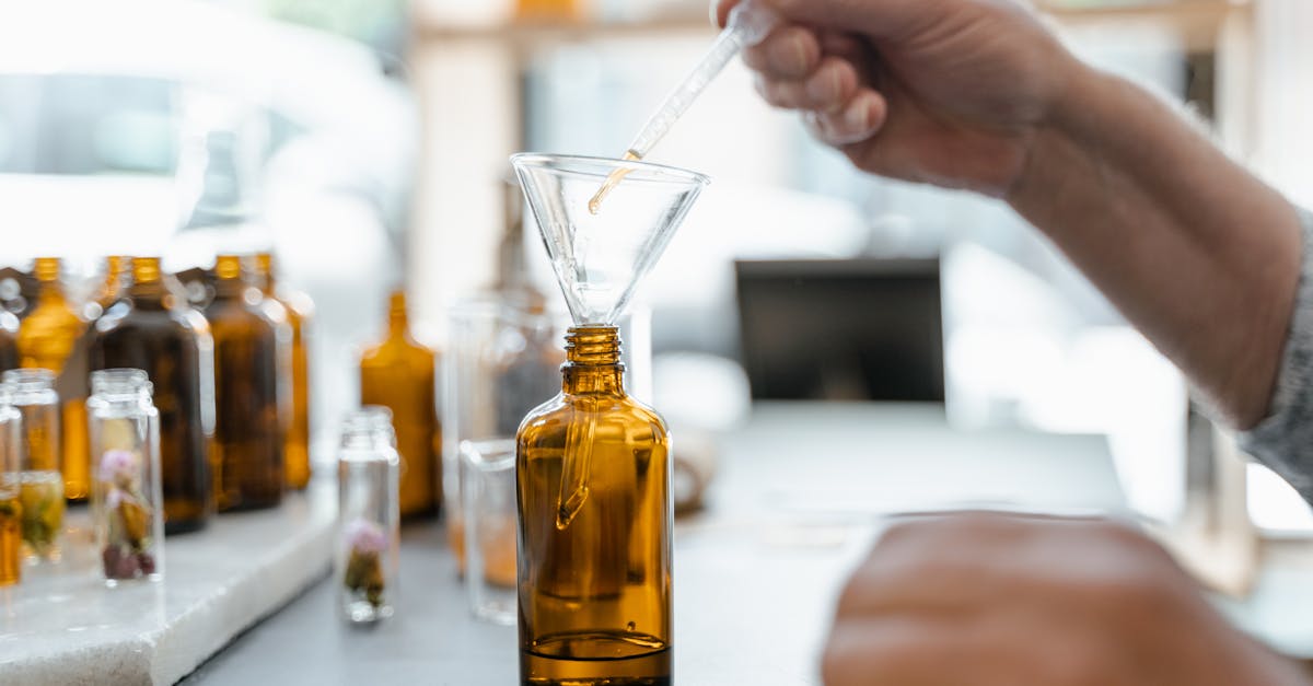 découvrez so elixir, une fragrance captivante qui allie élégance et mystère. plongez dans un univers olfactif enchanteur avec ses notes florales délicates et ses accents boisés. parfait pour celles qui souhaitent exprimer leur personnalité unique et séduire à chaque instant.