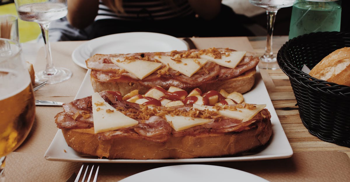découvrez l'authenticité des tapas espagnoles, ces délicieuses petites bouchées qui éveillent les sens. explorez une variété de saveurs, d'ingrédients frais et de recettes traditionnelles pour une expérience culinaire inoubliable. laissez-vous séduire par l'ambiance conviviale et les plaisirs de la cuisine espagnole.