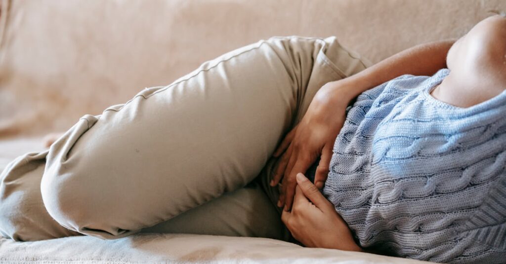 découvrez les causes, les symptômes et les remèdes des douleurs abdominales. apprenez à soulager vos maux de ventre efficacement grâce à nos conseils pratiques et astuces santé.