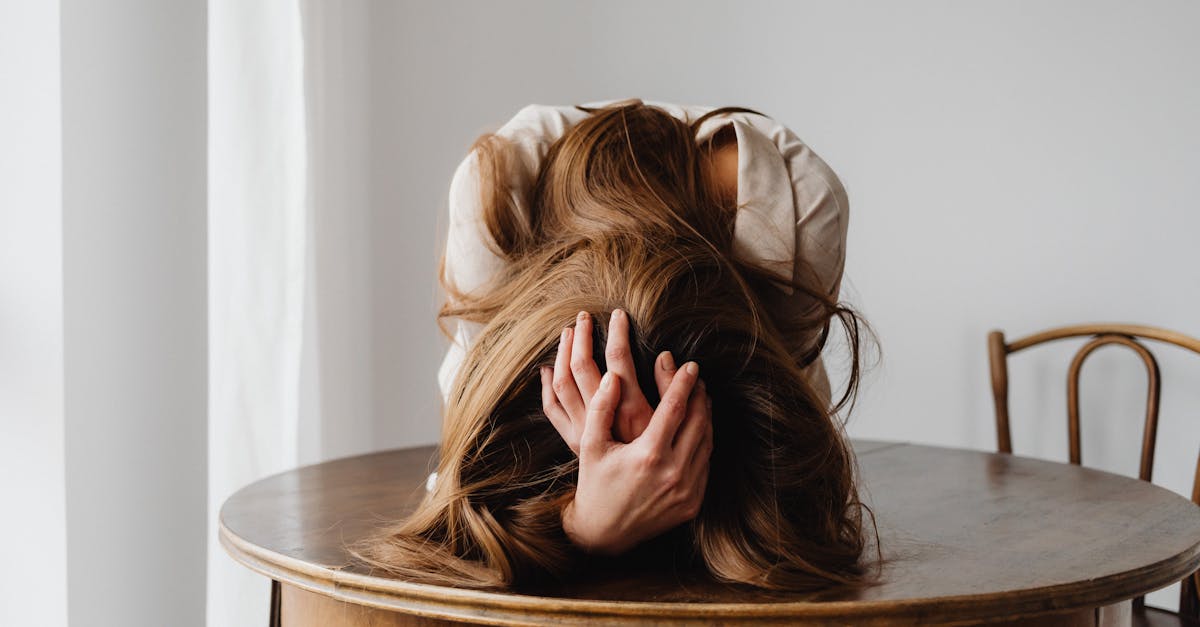 découvrez les causes et les solutions pour surmonter l'anxiété des étrangers. explorez des conseils pratiques pour aider les enfants et les adultes à se sentir plus à l'aise en présence de personnes inconnues.