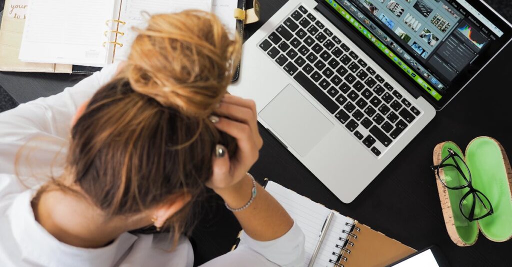 l'anxiété de séparation, souvent appelée 'stranger anxiety', est une période normale du développement chez les enfants, caractérisée par une peur des inconnus. découvrez comment reconnaître ses signes, gérer cette phase et soutenir votre enfant dans son développement social.
