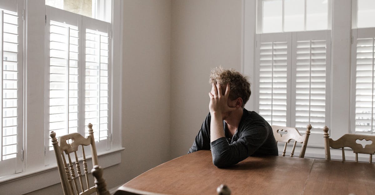 découvrez le phénomène de l'anxiété face aux étrangers, ses causes, ses symptômes et des stratégies efficaces pour aider les enfants et les adultes à surmonter cette peur. apprenez à gérer l'anxiété sociale et à favoriser des interactions positives dans une ambiance apaisante.