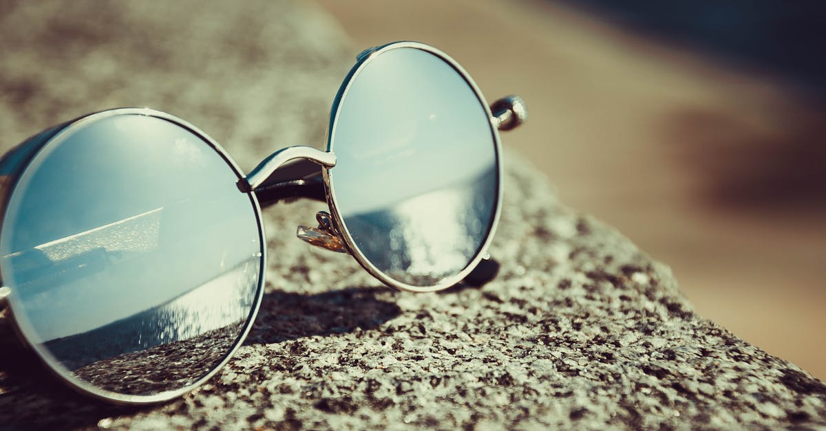 découvrez notre collection de lunettes de soleil stylées et tendance, offrant une protection optimale contre les uv tout en ajoutant une touche de mode à votre look. idéales pour toutes les occasions, nos lunettes sont conçues pour allier confort et élégance.