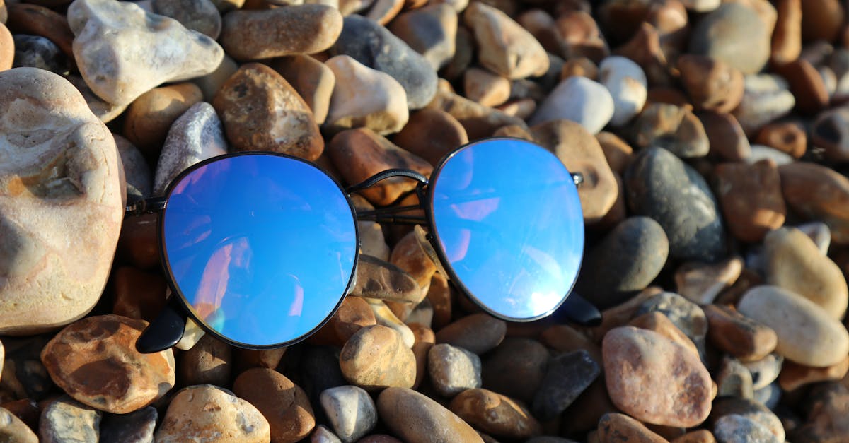 découvrez notre collection de lunettes de soleil tendance pour compléter votre look cet été. protégez vos yeux des rayons uv tout en restant élégant. idéales pour toutes les occasions, nos lunettes allient style et confort.