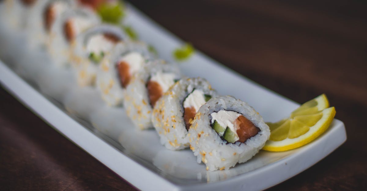 découvrez l'univers délicieux des sushis : des rouleaux de riz savoureux accompagnés de poisson frais, de légumes croquants et de sauces authentiques. parfait pour un repas sain et raffiné, les sushis sont une expérience culinaire à ne pas manquer.