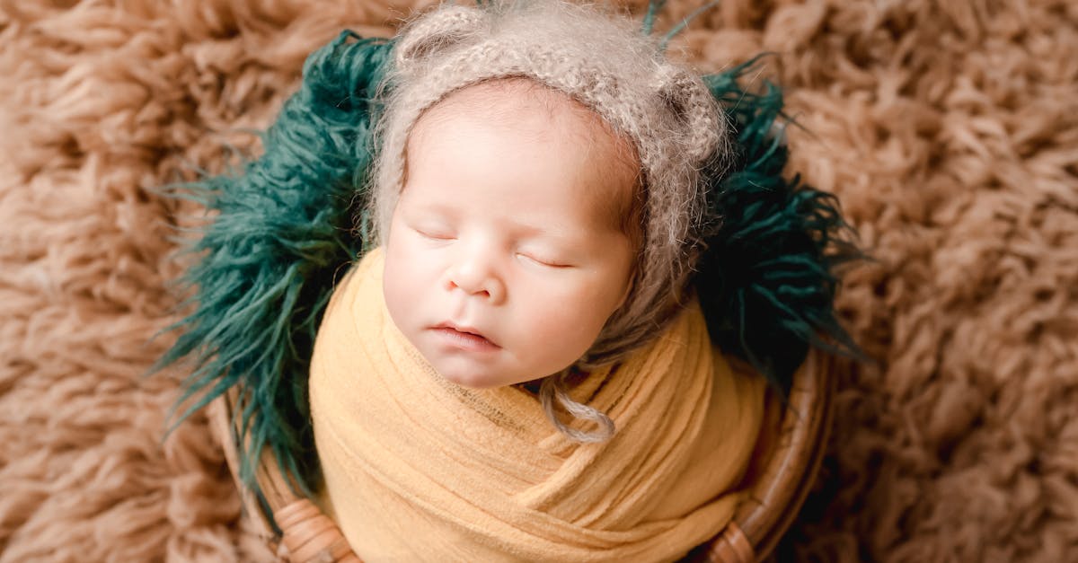 découvrez les bienfaits du swaddling pour apaiser votre bébé et favoriser son sommeil. apprenez les techniques de serrage en toute sécurité et les choix de tissus pour un confort optimal.