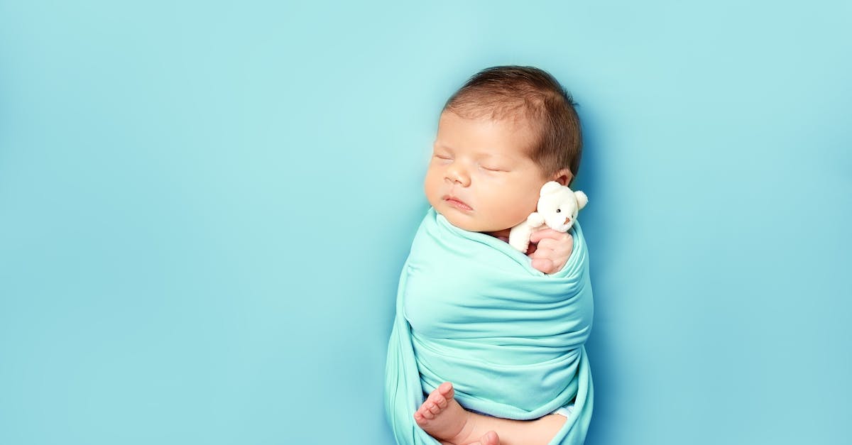 découvrez l'art du swaddling, une technique apaisante pour envelopper votre bébé. apprenez comment cette méthode favorise le sommeil et la sécurité de votre nouveau-né grâce à un confort optimal. transformez les nuits difficiles en moments de sérénité !