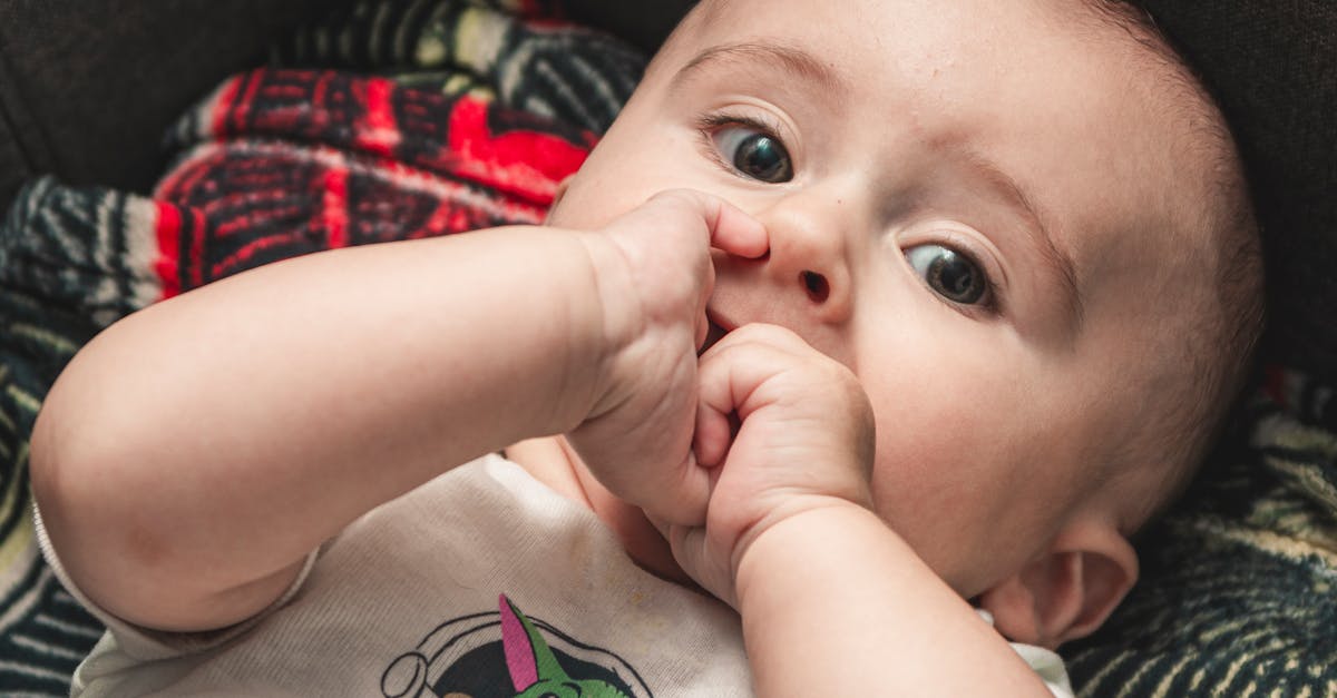 découvrez tout ce qu'il faut savoir sur la dentition des bébés : symptômes, conseils pour apaiser la douleur, et astuces pour accompagner votre enfant durant cette étape essentielle de son développement.