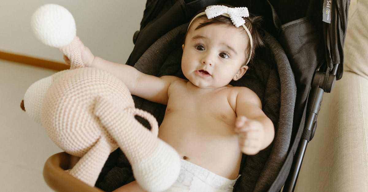 découvrez tout ce qu'il faut savoir sur la poussée dentaire chez les bébés : symptômes, conseils et remèdes pour apaiser la douleur de votre petit durant cette période délicate.