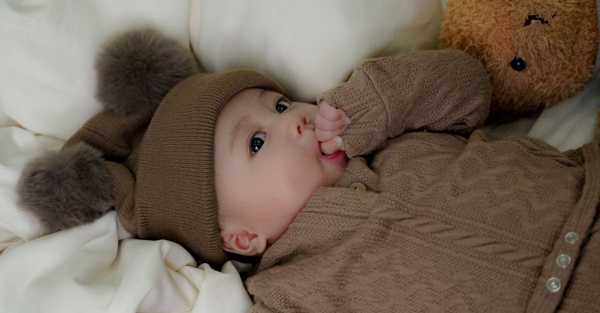 découvrez les causes et les conséquences de la succion du pouce chez les enfants. apprenez des conseils pratiques pour aider votre enfant à surmonter cette habitude courante et favoriser son développement dentaire. une lecture essentielle pour les parents!