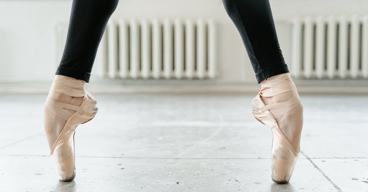 découvrez l'art de tiptoeing, une pratique délicate et silencieuse qui allie grâce et agilité. apprenez à vous déplacer discrètement tout en gardant l'équilibre et en maîtrisant votre posture. idéale pour les performances artistiques ou pour surprendre vos proches, le tiptoeing est une compétence fascinante à explorer.