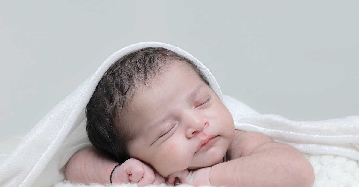 découvrez les prénoms de bébé les plus tendance et populaires du moment. trouvez l'inspiration pour choisir un prénom unique et moderne qui fera sensation en 2023!