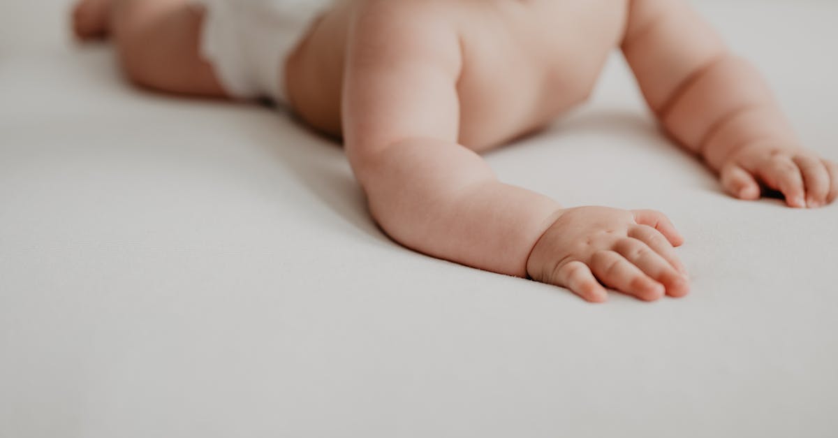 découvrez l'importance du 'tummy time' pour le développement de votre bébé. apprenez des conseils pratiques et des activités amusantes pour encourager votre enfant à passer du temps sur le ventre, renforçant ainsi ses muscles et favorisant ses capacités motrices.