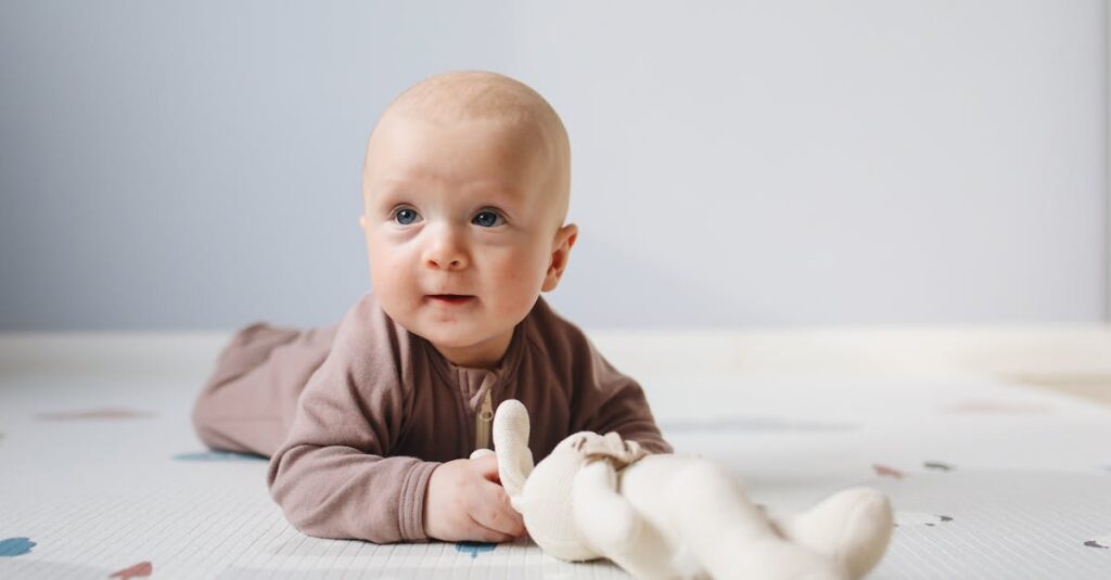 découvrez l'importance du 'tummy time' pour le développement de votre bébé. apprenez des conseils et des techniques pour rendre ce moment agréable et bénéfique, tout en renforçant les muscles et en favorisant la motricité.