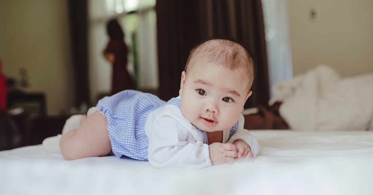 découvrez l'importance du tummy time pour le développement de votre bébé. apprenez des astuces pratiques et des conseils pour encourager votre enfant à apprécier le temps passé sur le ventre, favorisant ainsi le renforcement musculaire et la coordination.