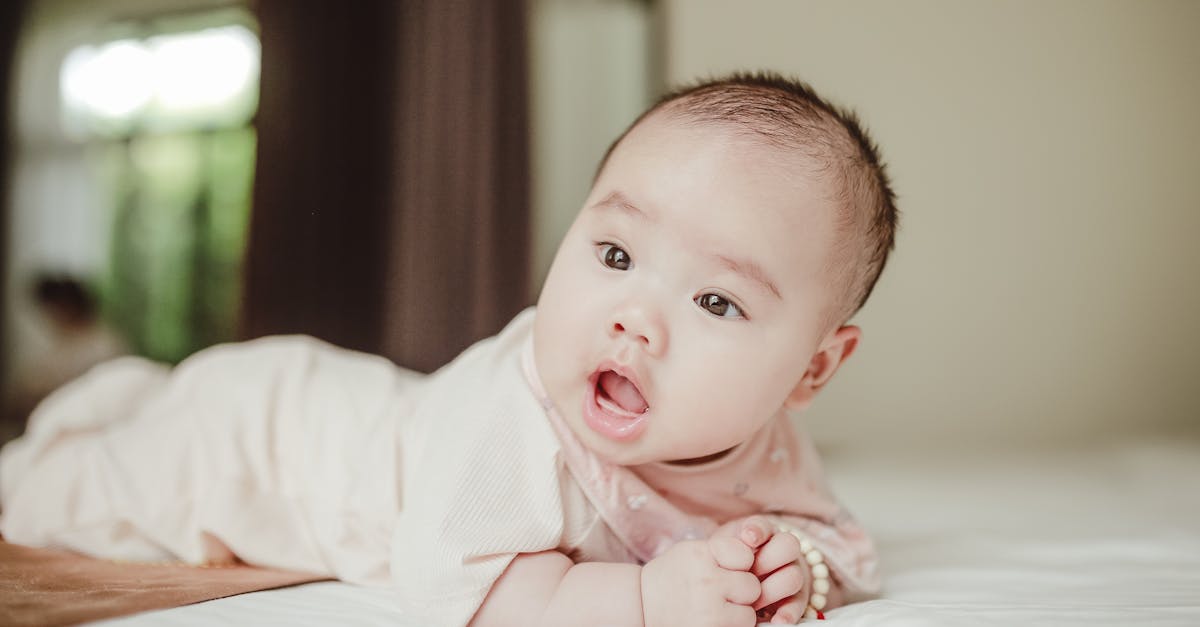 découvrez le tummy time, une activité essentielle pour le développement de votre bébé. apprenez comment stimuler ses muscles, améliorer sa coordination et favoriser ses capacités motrices grâce à des jeux simples et amusants.
