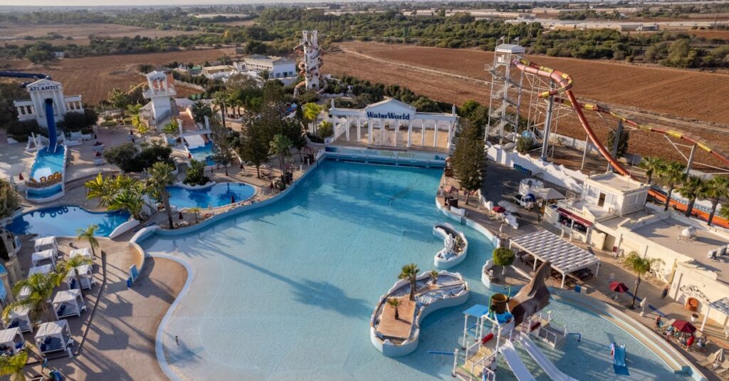 découvrez l'excitation des toboggans aquatiques ! plongez dans l'univers des glissades aquatiques, où l'adrénaline et le plaisir se rencontrent. parfait pour toute la famille, ces attractions vous promettent des moments inoubliables sous le soleil. préparez-vous à l'aventure !