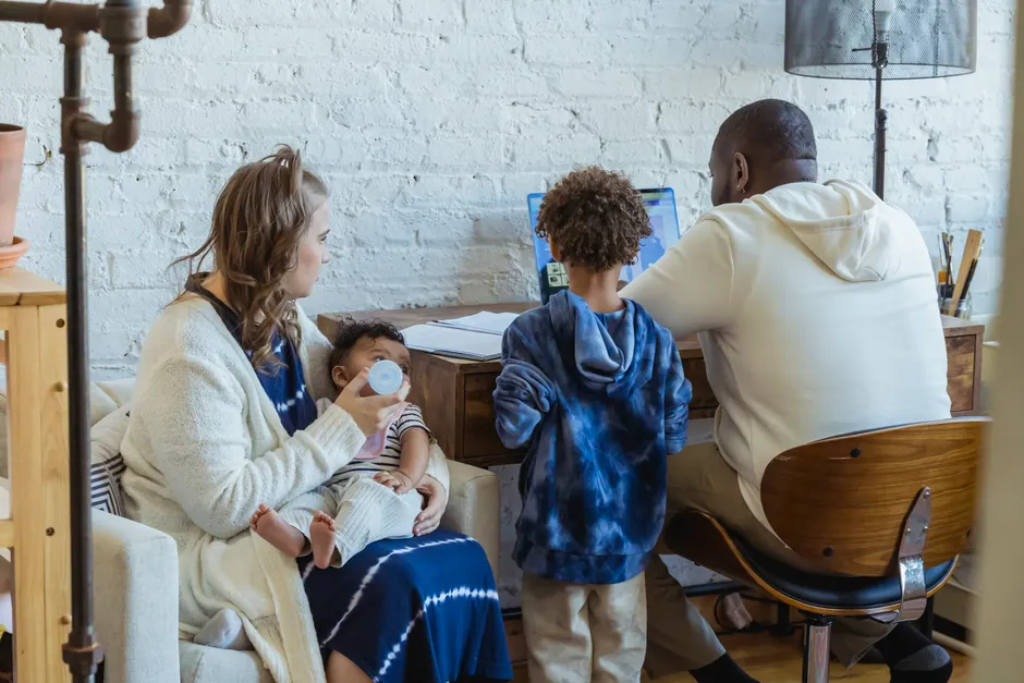 Couple durable : 6 réflexes quand la vie déborde, apparemment A diverse family enjoying quality time together, focusing on bonding and shared moments indoors.
