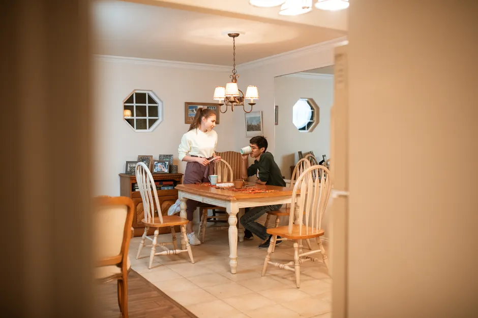 Comprendre l’amour en 3 dimensions : le coeur n’est pas un mode d’emploi A young couple enjoys a casual coffee chat in their dining room.